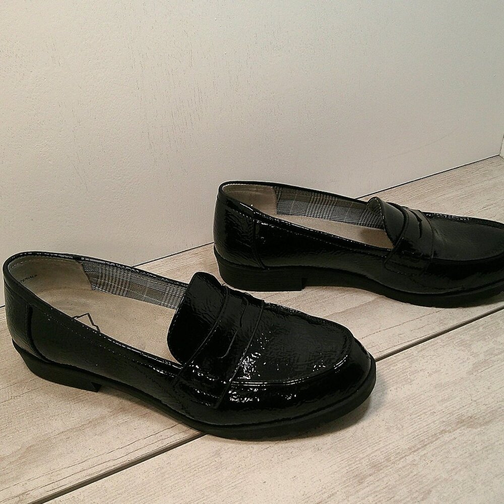 CLIFFS BY WHITE MOUNTAIN Women's Galah Penny Loafer Flats. Black Patent Size 9M